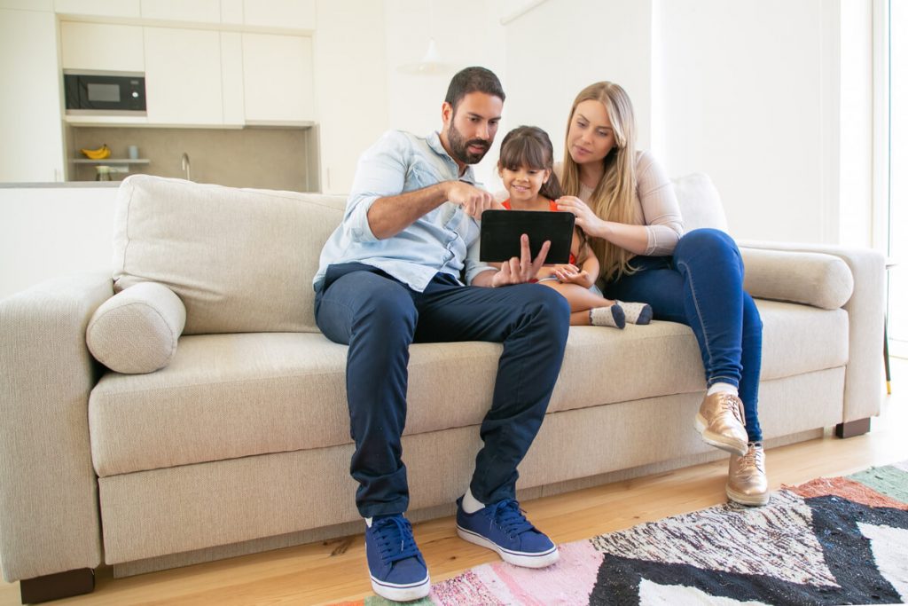 família sentada no sofá a pedir crédito Montepio online