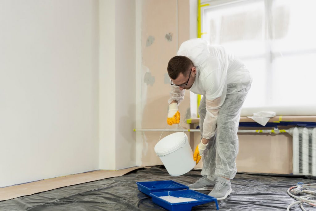 homem a fazer obras depois de pedir crédito pessoal montepio online