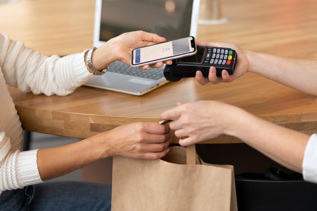 mulher a pagar com cartão de crédito online com cashback