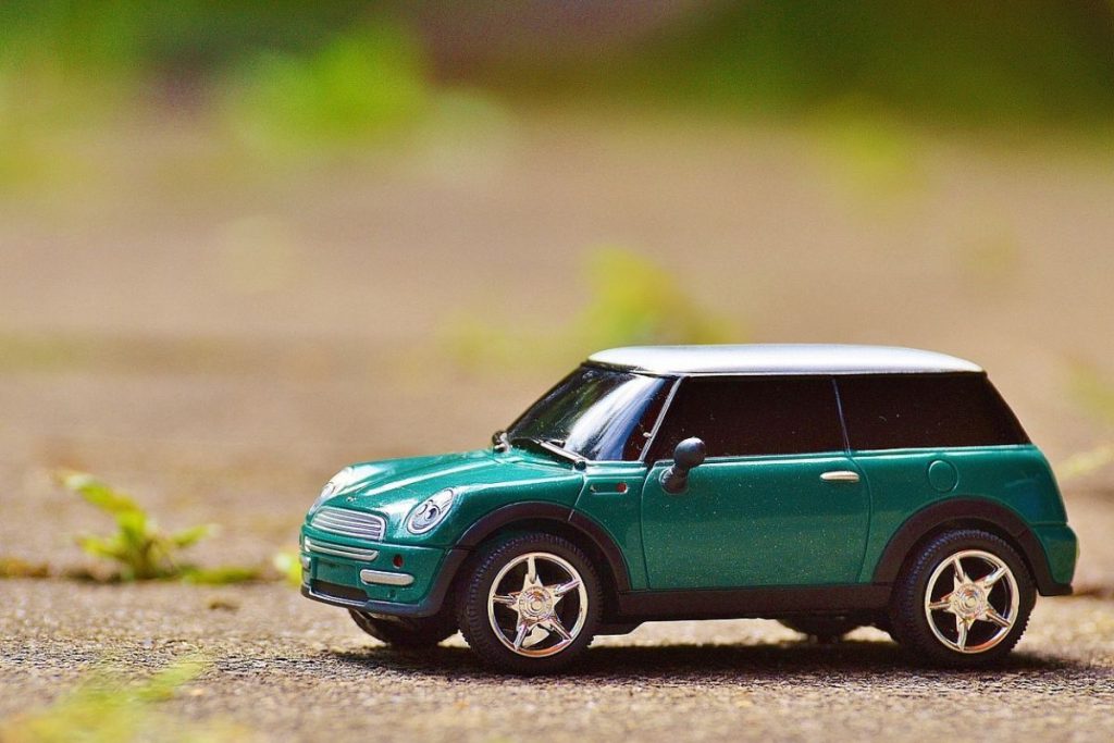 miniatura de carro verde para ilustrar crédito automóvel novo banco