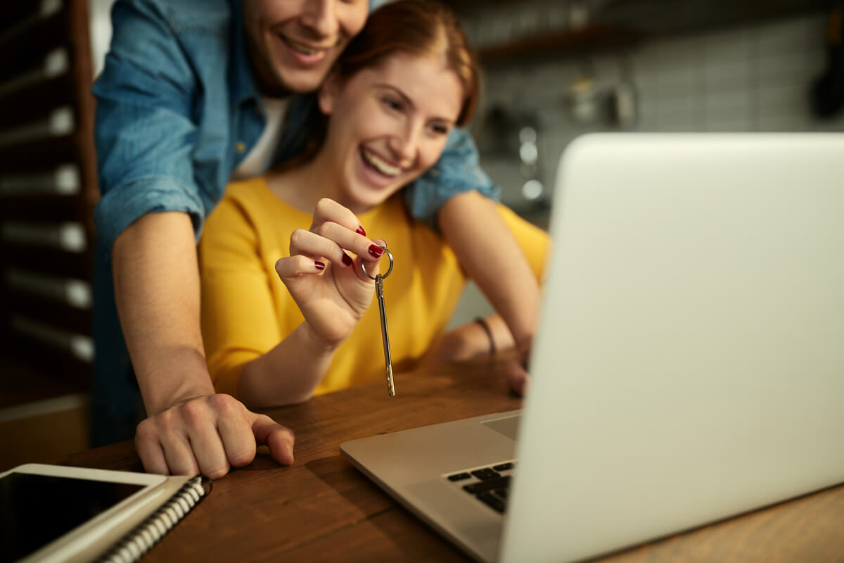 casal a pedir crédito pessoal para jovens online