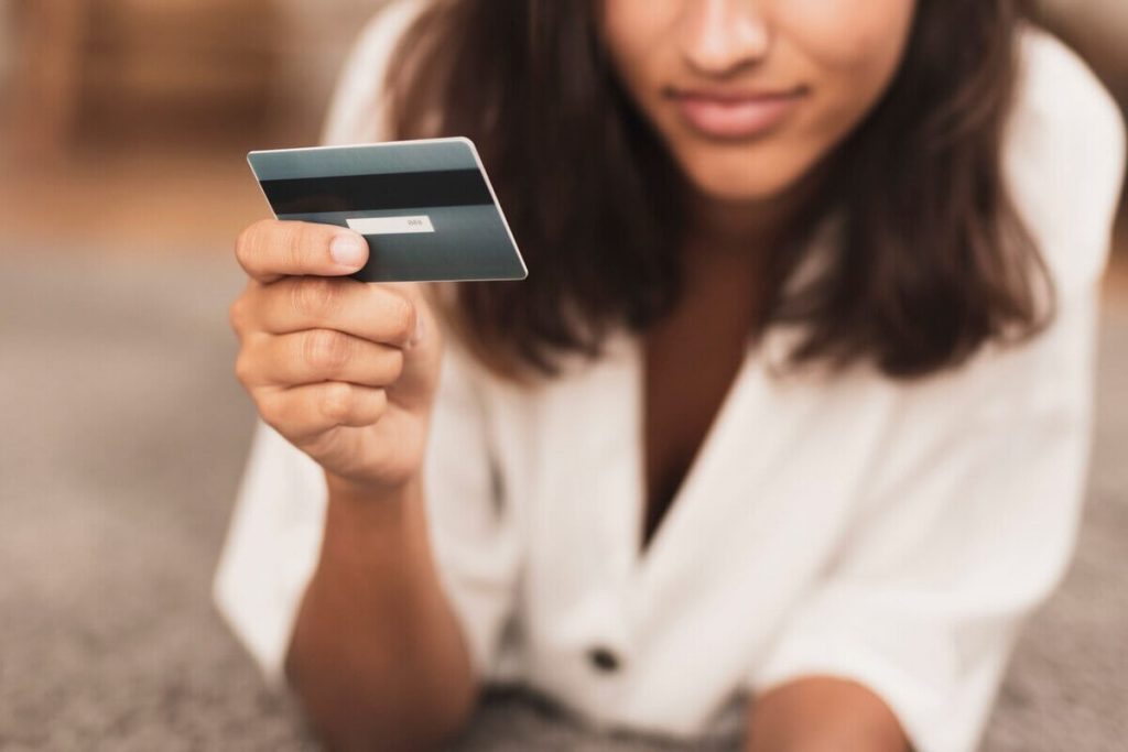 mulher com cartão de crédito wizink