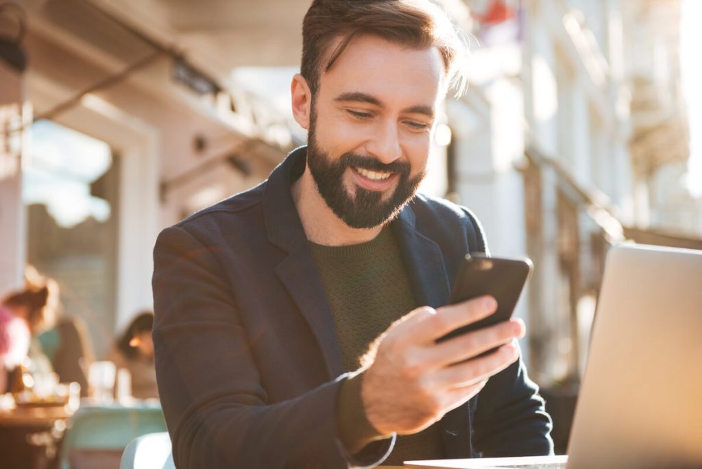 homem a pedir revolut crédito pessoal através do telemóvel