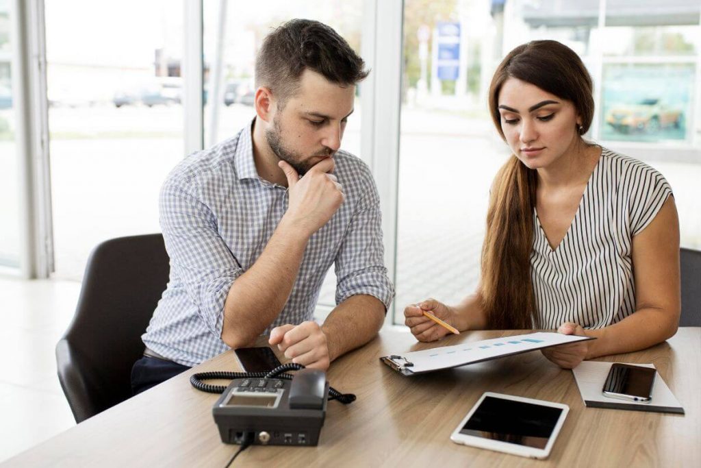 casal a fazer simulação da solução universo crédito pessoal